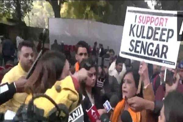 बलात्कारी सेंगर के समर्थन में उतरी महिलाएं, तर्क सुन माथा पीट लेंगे आप