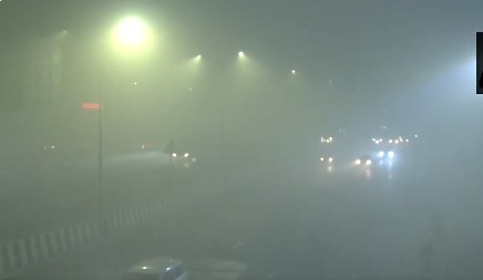 दिल्ली-NCR में ठंड, कोहरे व प्रदूषण का ट्रिपल अटैक, फ्लाइट्स-ट्रेनें प्रभावित, वाहनों की रफ्तार हुई धीमी