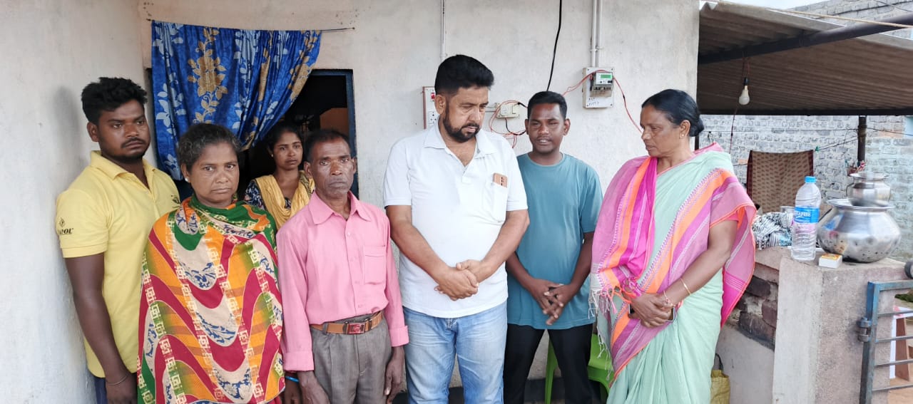 चाईबासा :  JMM के युवा कार्यकर्ता का निधन, श्रद्धांजलि देने पहुंचीं सांसद जोबा माझी