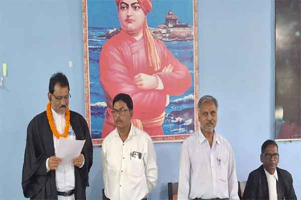 लातेहार :  अधिवक्ता संघ के नवनिर्वाचित पदाधिकारियों ने ली शपथ
