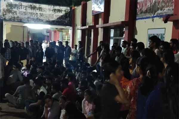 SNMMCH में डॉक्टरों के साथ मारपीट के विरोध में हड़ताल, प्रशासन के आश्वासन पर सेवा बहाल