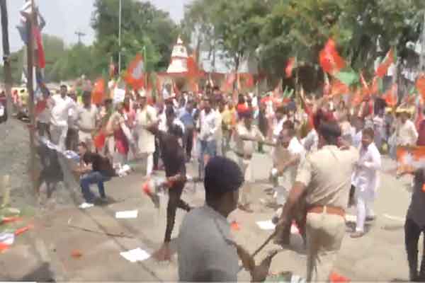 पटना : BJP का कांग्रेस कार्यालय के बाहर प्रदर्शन, दोनों पार्टी के कार्यकर्ताओं में हुई झड़प