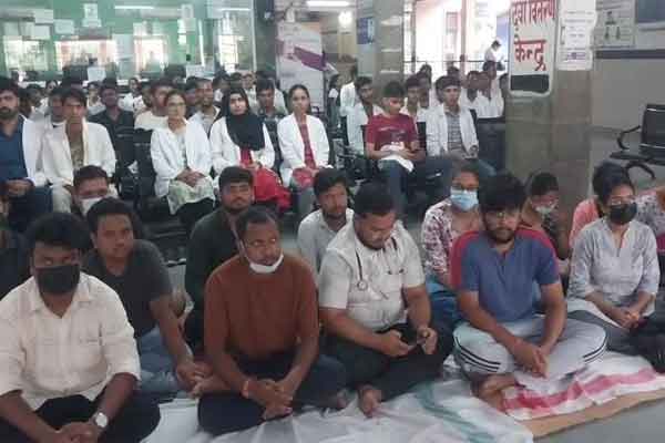 धनबाद :  सुरक्षा की मांग पर अड़े जूनियर डॉक्टर, हड़ताल पर बैठे, SNMMCH में OPD सेवाएं ठप