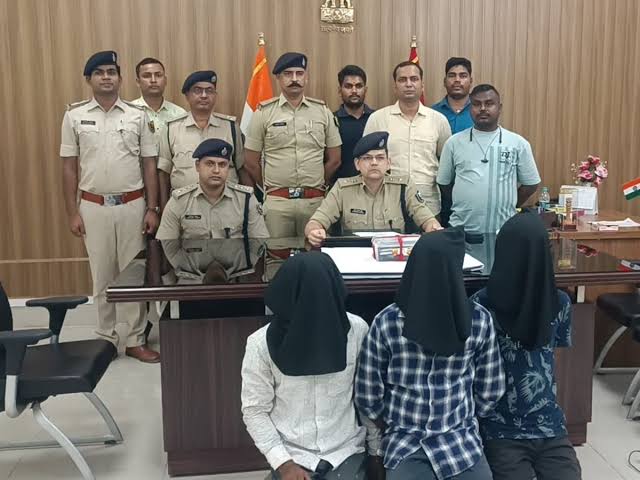 मुंगेर :  लखीसराय के कुख्यात टिट्टू धमाका गैंग के तीन सदस्य गिरफ्तार