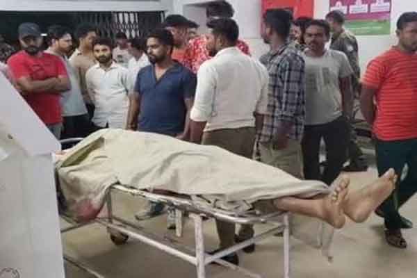 हजारीबाग :  ई-रिक्शा चालक की धारदार हथियार से हत्या, आक्रोशितों ने की कार्रवाई की मांग