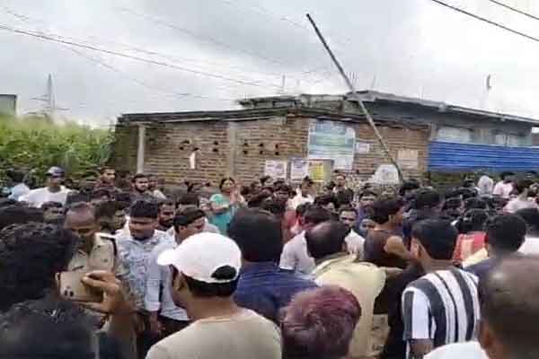 रांची : कांके रोड में स्कूल जा रही मां -बेटी को ट्रक ने कुचला, आक्रोशितों ने की सड़क जाम