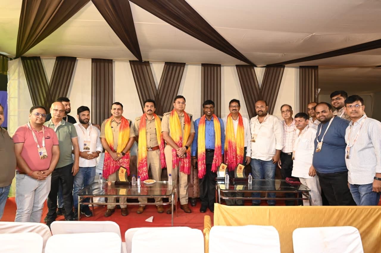 रांची जिला प्रशासन ने संभाली कमान, रातभर प्रमुख दुर्गा पूजा पंडालों व चौक-चौराहों का किया निरीक्षण