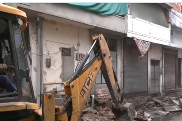 चौमूं हिंसा :  प्रशासन का बुलडोजर एक्शन, अवैध निर्माण किए गए ध्वस्त, कॉम्प्लेक्स सील