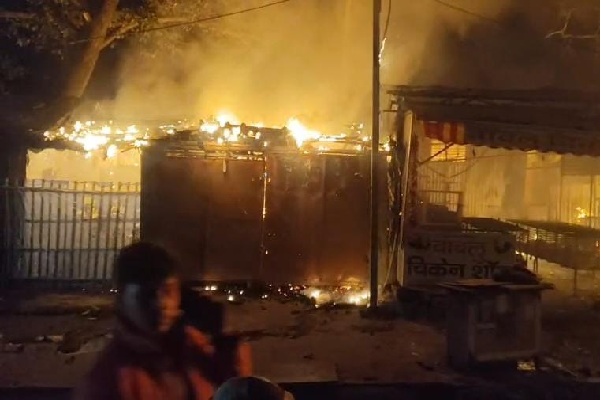 निरसा बाजार में लगी भीषण आग, 12 से अधिक दुकानें जलकर खाक