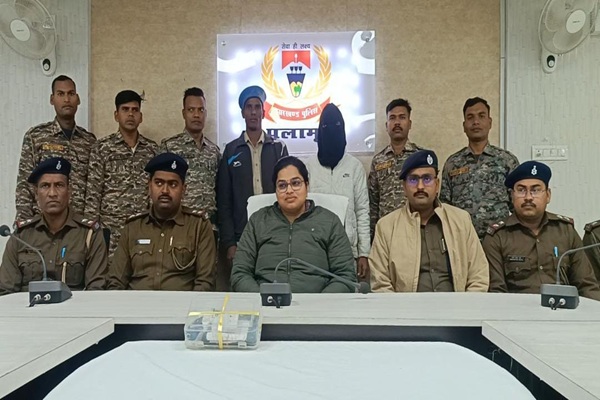 पलामू :  ज्वेलरी कारोबारी को रंगदारी के लिए दोबारा डराने की साजिश नाकाम, हथियार के साथ युवक गिरफ्तार