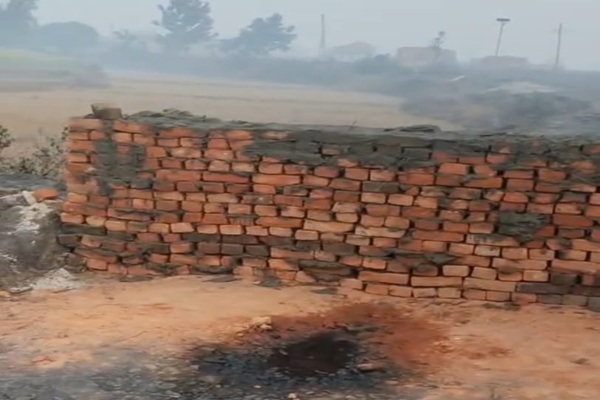 हजारीबाग : केरेडारी ट्रांसपोर्टिंग मार्ग पर रातों-रात चाहरदीवारी खड़ी, कोल लोड हाइवा ट्रकों की लंबी कतार