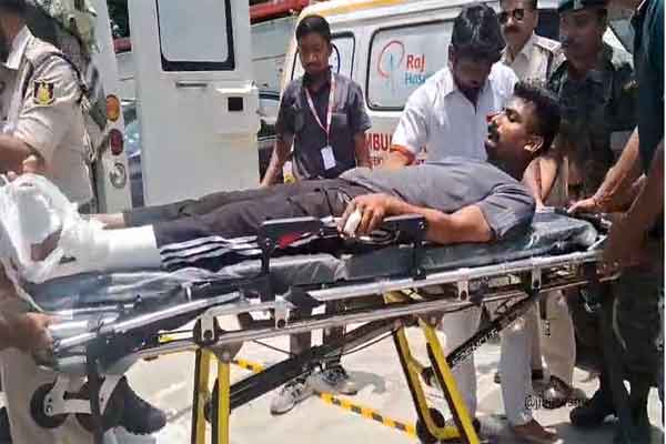 चाईबासा :  मुठभेड़ के बाद  IED ब्लास्ट में घायल जवान को  एयरलिफ्ट कर लाया गया रांची