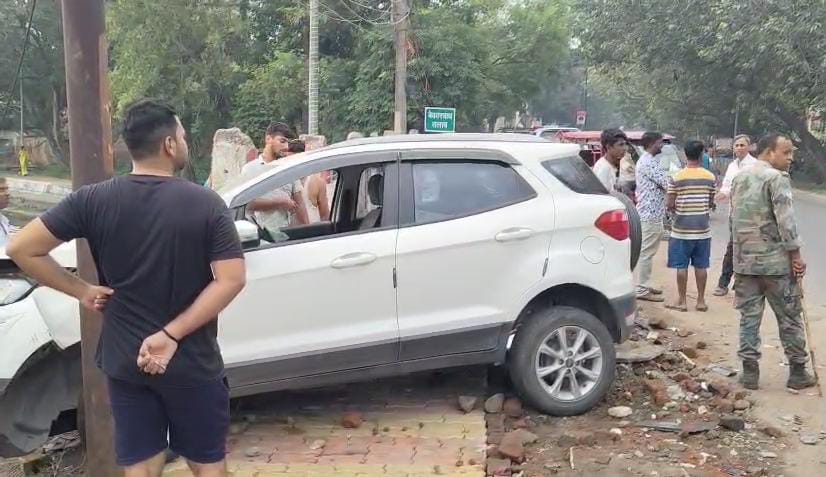 धनबाद :  कार और ऑटो की भीषण टक्कर, एक की मौत, छह घायल