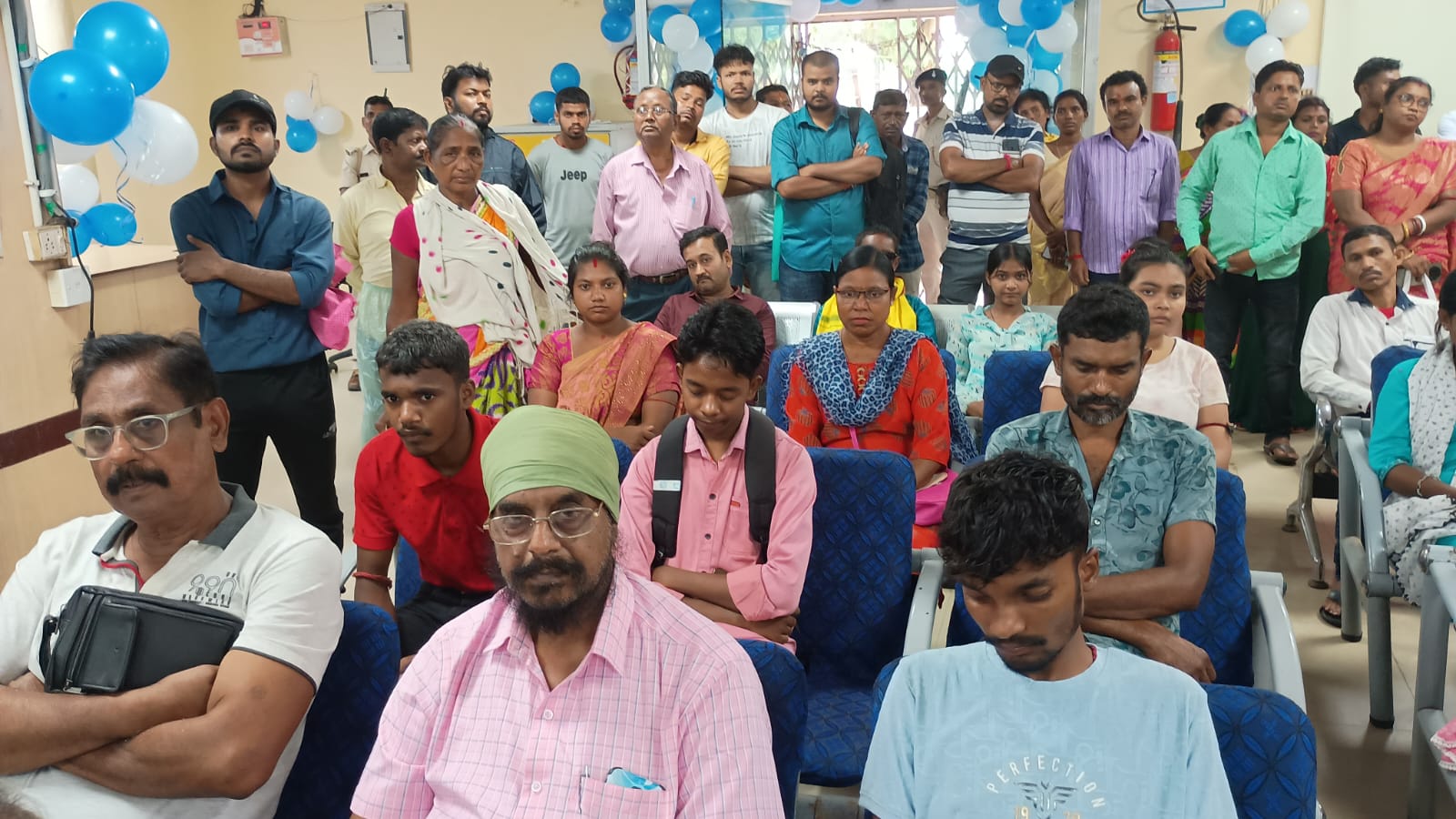 जादूगोड़ा :  SBI में जश्न का माहौल, 70 साल पूरे होने पर बांटी मिठाइयां