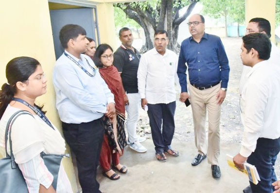 पटना :  डीएम ने स्कूल का किया औचक निरीक्षण, रजिस्टर में अटेंडेंस बनी, पर क्लास में छात्र नदारद
