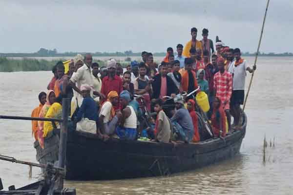 साहिबगंज : गंगा नदी में नाव पलटी, एक युवक की मौत, तीन लापता, 28 सुरक्षित