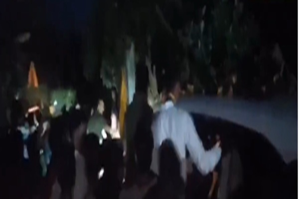 तेज प्रताप यादव को महनार में भीड़ ने खदेड़ा, चुनावी सभा में लगे तेजस्वी यादव जिंदाबाद के नारे