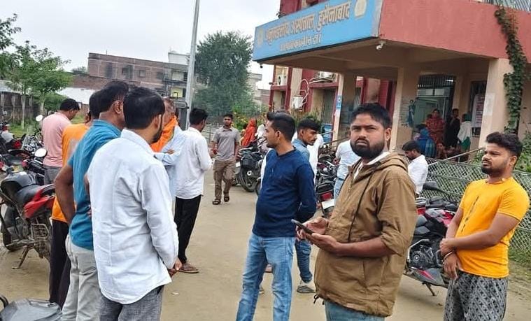 पलामू. :  चलती बाइक पर गिरी पेड़ की डाल, चालक की मौत, माता-पिता घायल