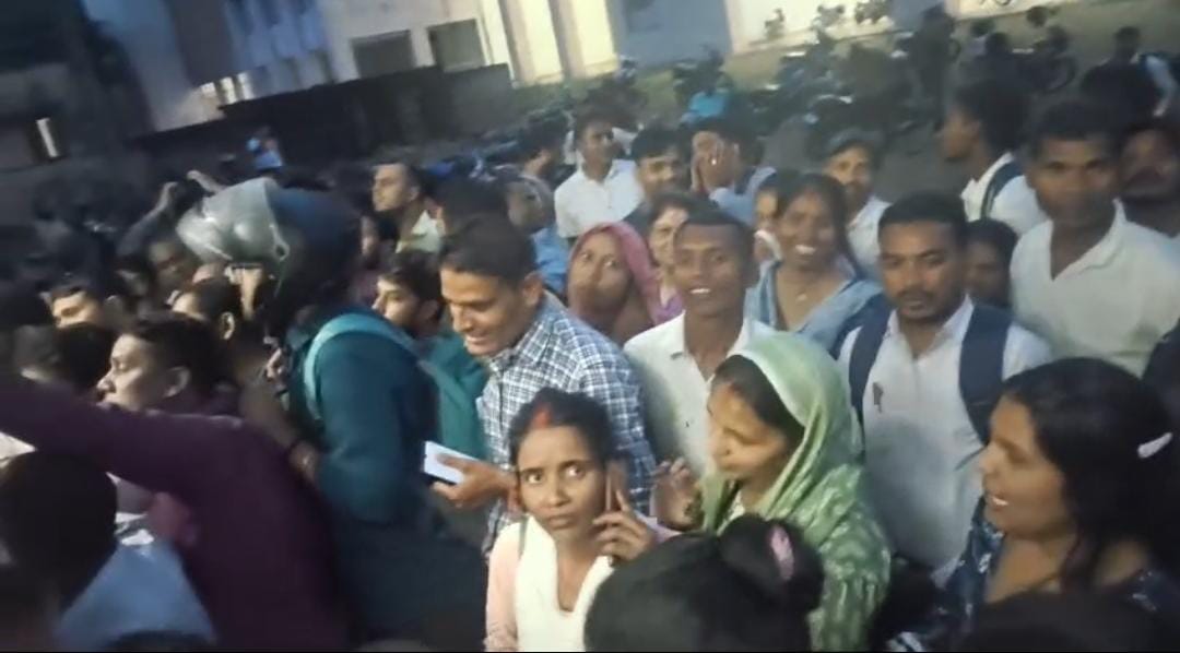 नीलांबर-पीतांबर विश्वविद्यालय में डिग्री वितरण को लेकर छात्रों का हंगामा