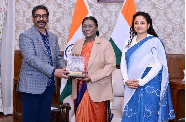लोकभवन में राष्ट्रपति से मिले सीएम हेमंत और विधायक कल्पना सोरेन