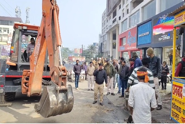 धनबाद : बिग बाजार के समीप नगर निगम ने हटाया अतिक्रमण