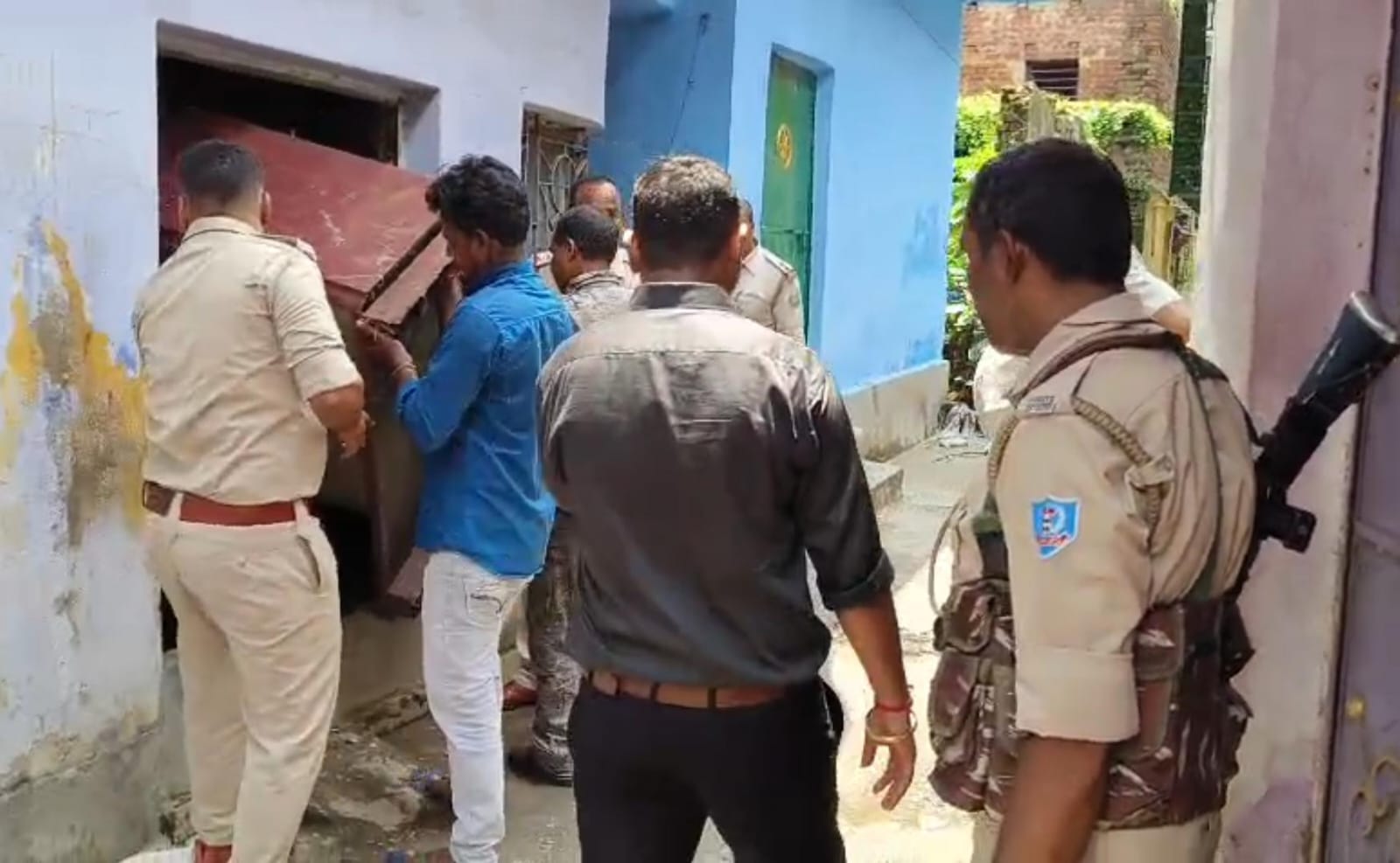 धनबाद :   गैंगस्टर प्रिंस खान के भाई  ऋतिक के घर की कुर्की जब्ती