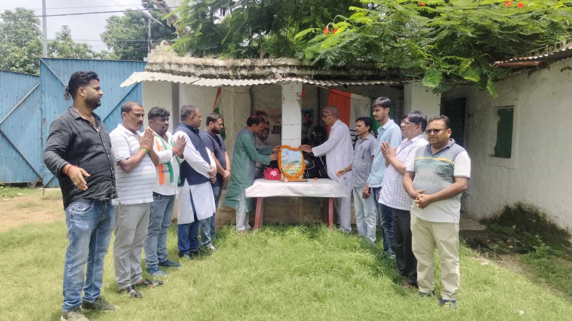 देवघर कांग्रेस कार्यालय में मना हूल दिवस, वीर सिदो-कान्हू को दी गयी श्रद्धांजलि