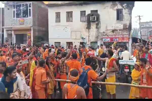 देवघर :  छोटे वाहन चालकों की मनमाना वसूली के खिलाफ कांवरियों का प्रदर्शन