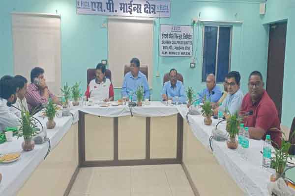 देवघर :   चितरा एसपी माइंस से 20 दिन बाद फिर शुरू होगी कोयला ढुलाई, मैराथन बैठक में निर्णय
