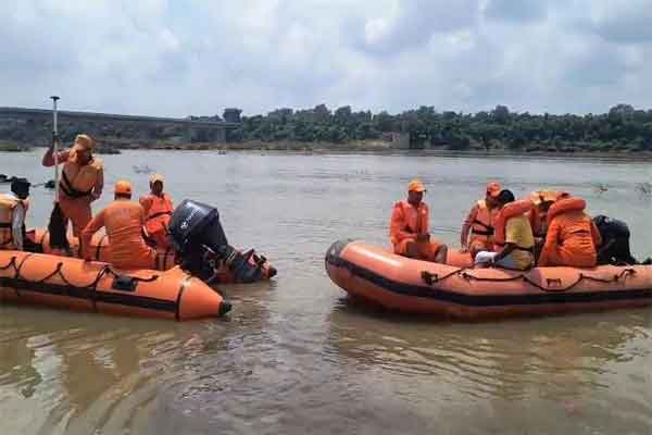 धनबाद ;   करम डाली लेकर दामोदर नदी नहाने गई बच्ची अब तक लापता, NDRF का रेस्क्यू ऑपरेशन जारी