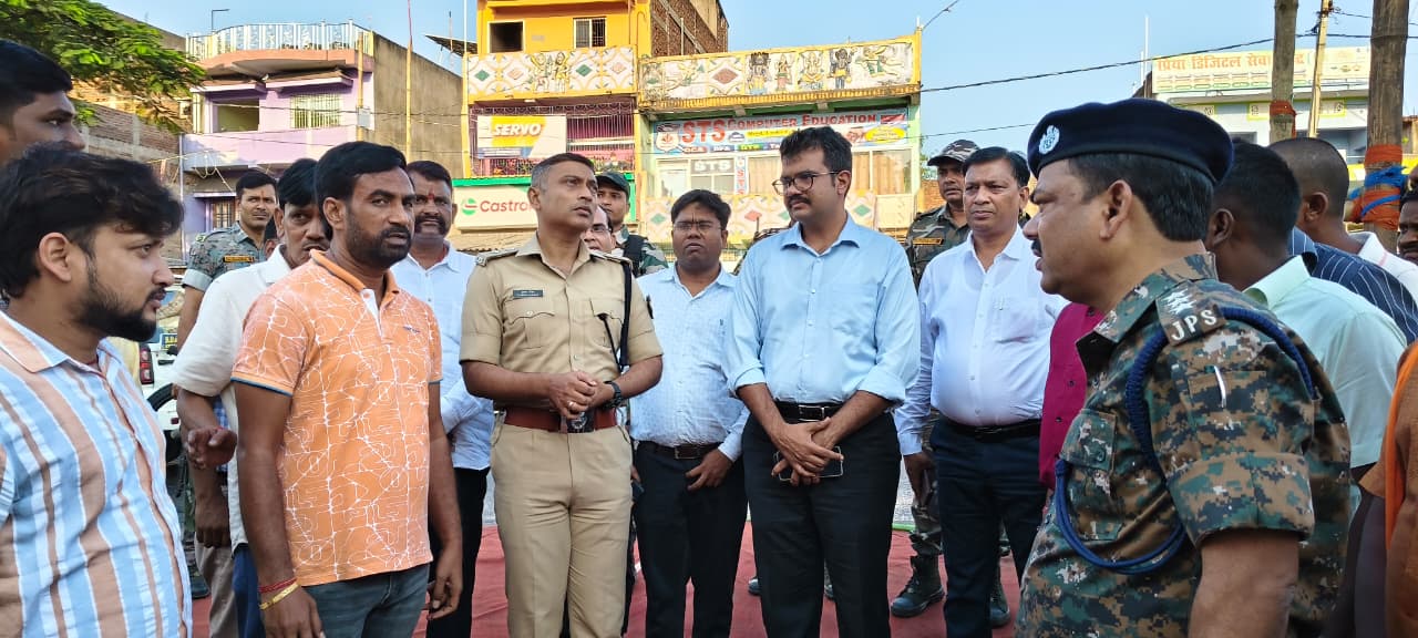 लातेहार : DC-SP ने दुर्गा पूजा पंडालों का किया निरीक्षण, दिए कई निर्देश