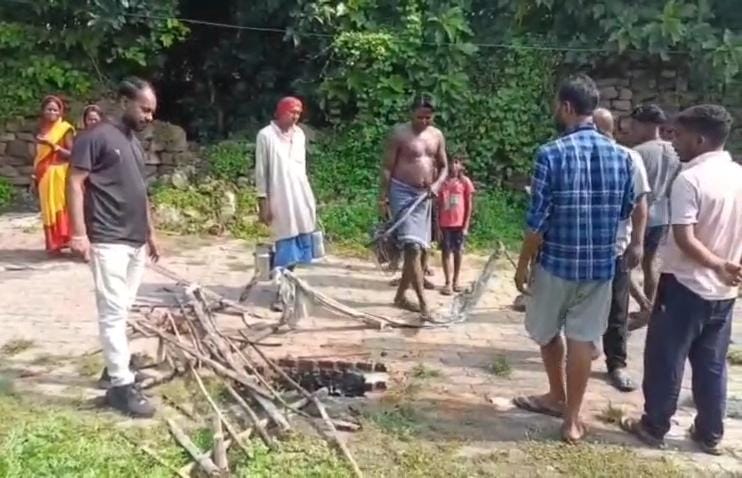 निरसा में भू-धंसान :  20 फीट गड्ढा बना, आंगनबाड़ी बंद होने से टला बड़ा हादसा