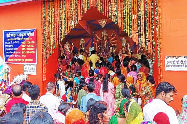 रांची :  महाअष्टमी पर देवी मंडपों और दुर्गा पूजा पंडालों में उमड़ा भक्तों का जनसैलाब