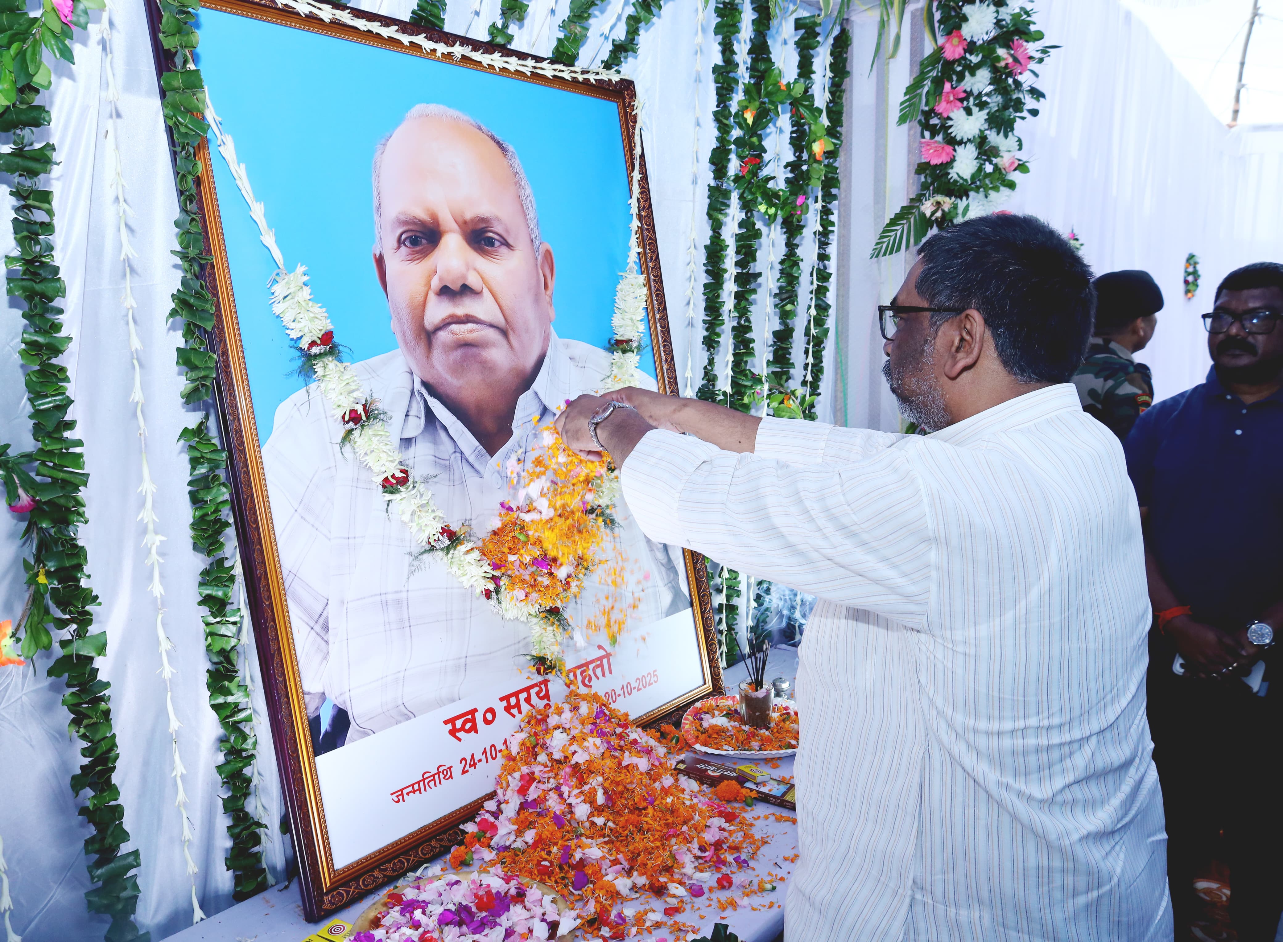 रामगढ़ :  CM हेमंत पहुंचे गोला, MLA ममता देवी के ससुर को दी श्रद्धांजलि