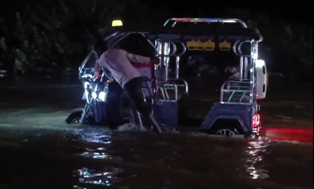 धनबाद :  कुछ घंटों की बारिश ने प्रशासन के दावों की खोली पोल, करोड़ों की 8 लेन सड़क बनी तालाब