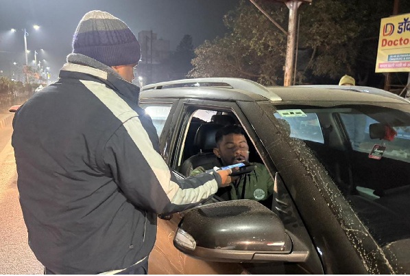 नए साल से पहले धनबाद पुलिस अलर्ट, देर रात तक चला एंटी क्राइम व ट्रैफिक चेकिंग अभियान