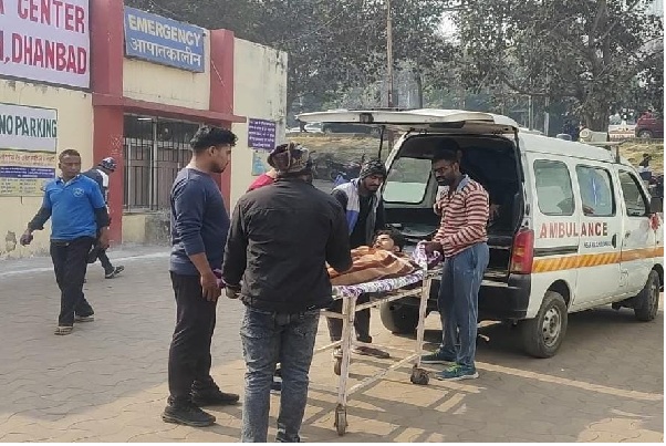धनबाद :  ट्रक और पिकअप वैन की जोरदार टक्कर, कोलकाता के दो युवक समेत तीन घायल