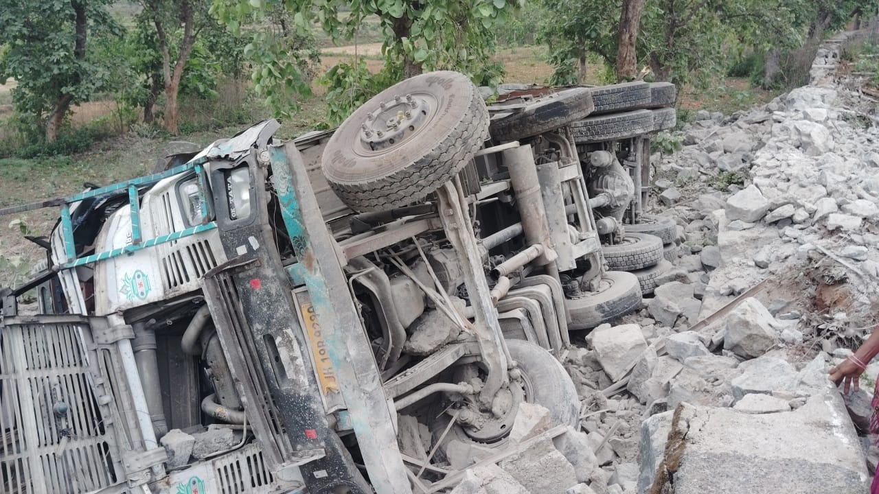 लातेहार :  ट्रक दुर्घटनाग्रस्‍त होकर पलटा, ड्राइवर का पैर क्षतिग्रस्त, रिम्स रेफर