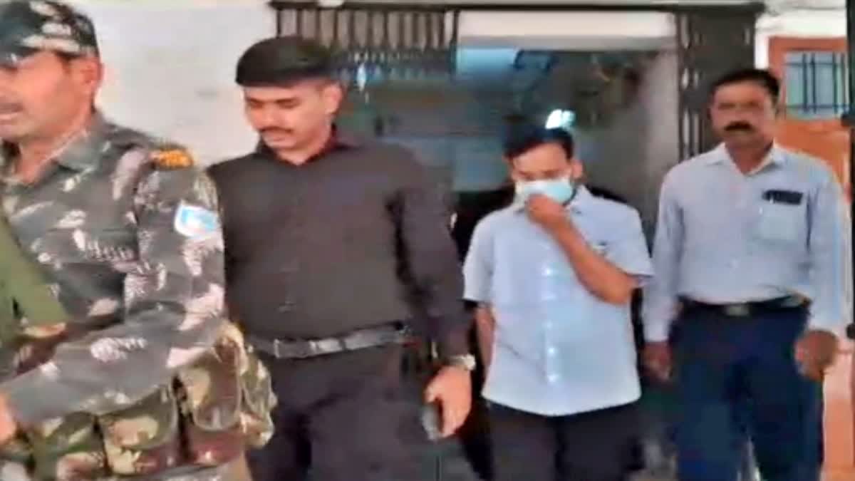 ACB ने  निलंबित IAS विनय चौबे व गजेंद्र सिंह को कोर्ट में किया पेश, न्यायिक हिरासत में भेजे गये