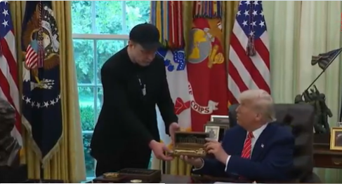 एलन मस्क ने ट्रंप प्रशासन से दिया इस्तीफा, फेयरवेल सेरेमनी में मिली 'गोल्डन की'