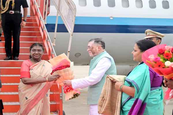 देवभूमि देवघर पहुंचीं राष्ट्रपति, एयरपोर्ट पर राज्यपाल ने किया भव्य स्वागत