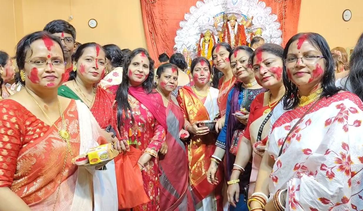 ढाक-ढोल की थाप पर गूंजा धनबाद, सिंदूर खेला व मां की प्रतिमा विसर्जन के साथ दुर्गा पूजा संपन्न