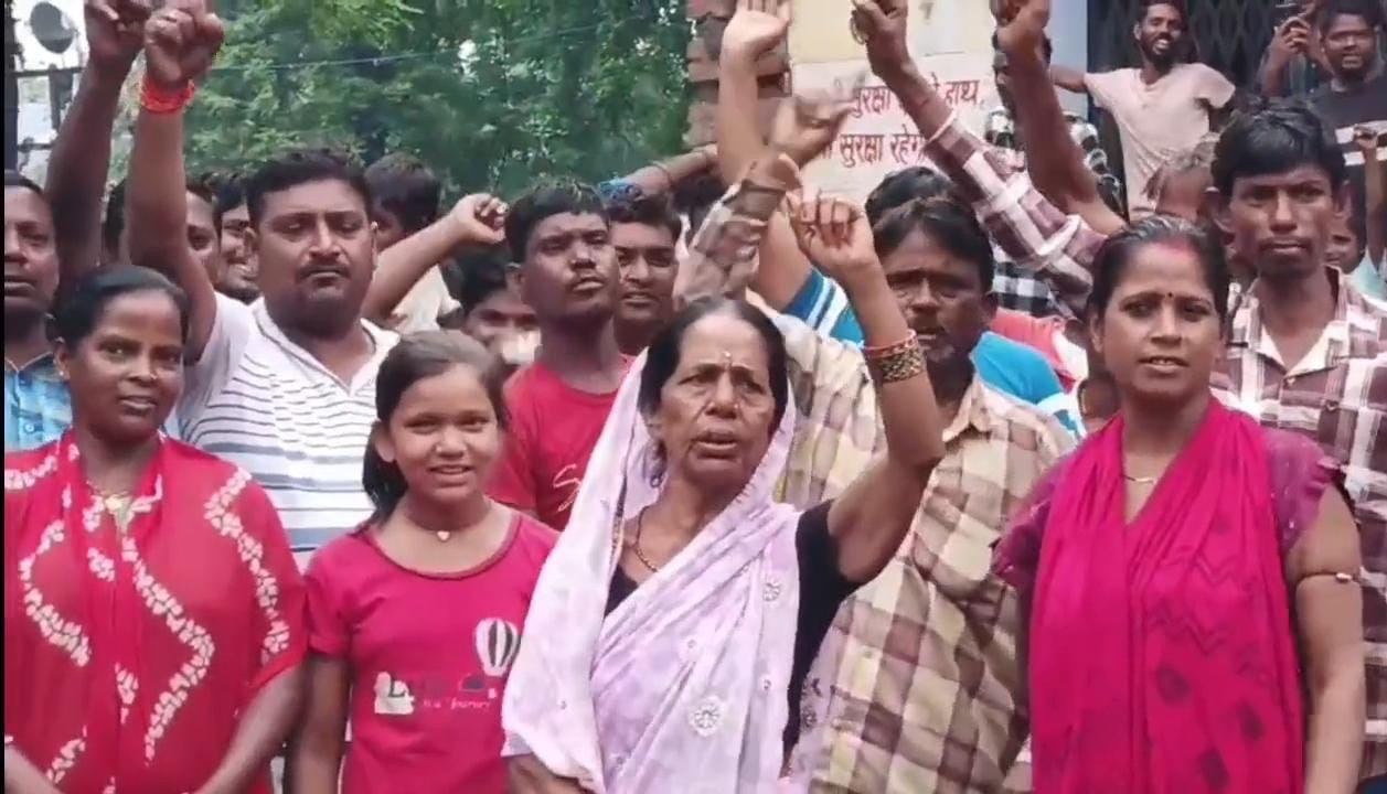 धनबाद :  एकड़ा गांव में पानी-बिजली का संकट, ग्रामीणों ने वासुदेवपुर कोलियरी में तालाबंदी कर किया प्रदर्शन