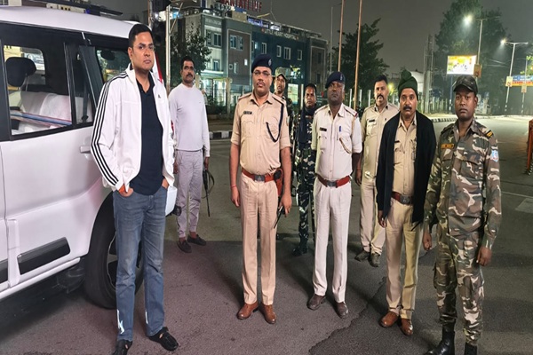 देर रात रांची की सड़कों पर निकले SSP राकेश रंजन, दो थानेदार से मांगा स्पष्टीकरण