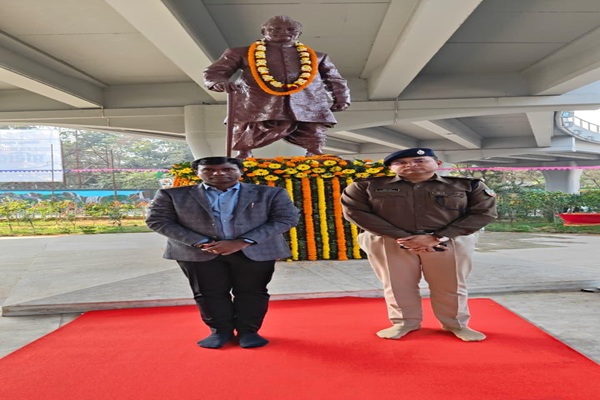 रांची :  DC-SSP ने भारत के प्रथम राष्ट्रपति डॉ. राजेंद्र प्रसाद को जयंती पर किया याद