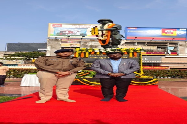 रांची :  DC-SSP ने परमवीर चक्र विजेता अल्बर्ट एक्का को पुण्यतिथि पर दी श्रद्धांजलि