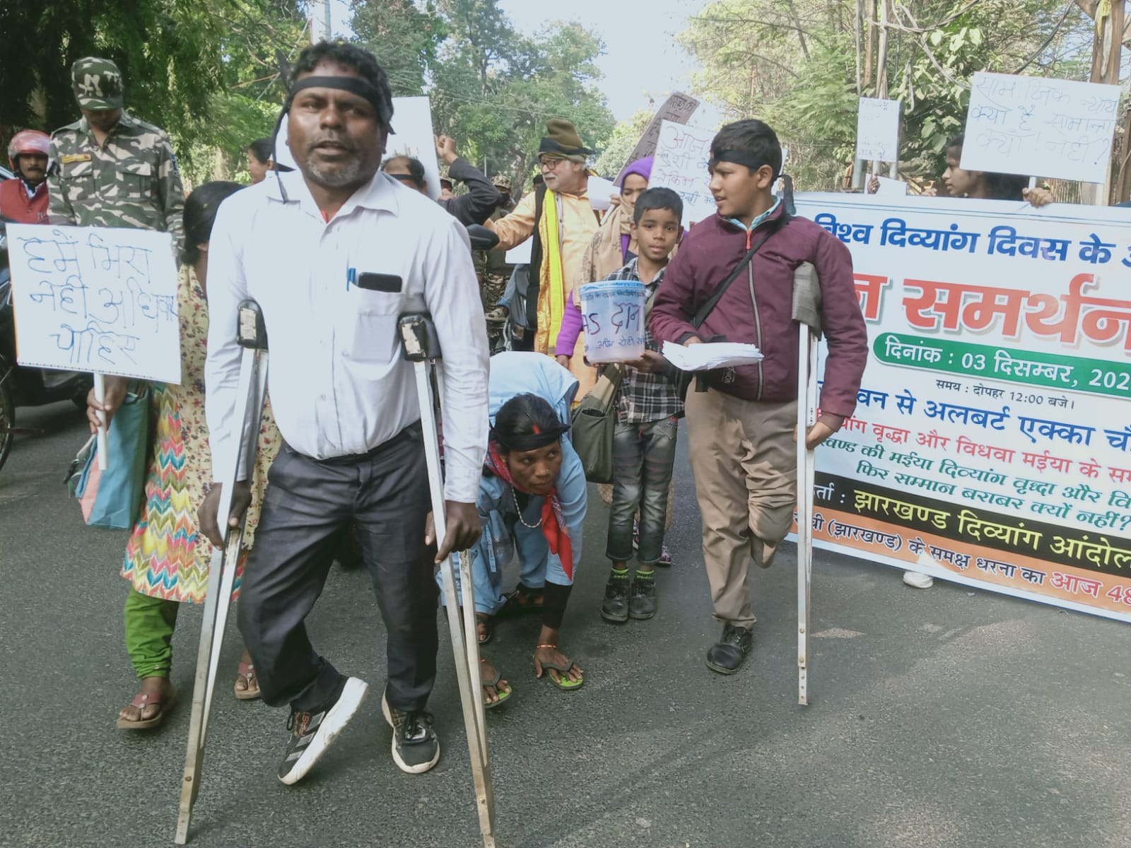 विश्व दिव्यांग दिवस पर रांची में दिव्यांगों ने निकाली रैली, पेंशन 1000 से बढ़ाकर 2500 करने की मांग