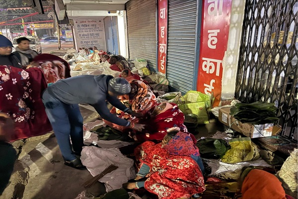 रांची में कड़ाके की ठंड,  डीसी ने देर रात जरूरतमंदों के बीच बांटे कंबल