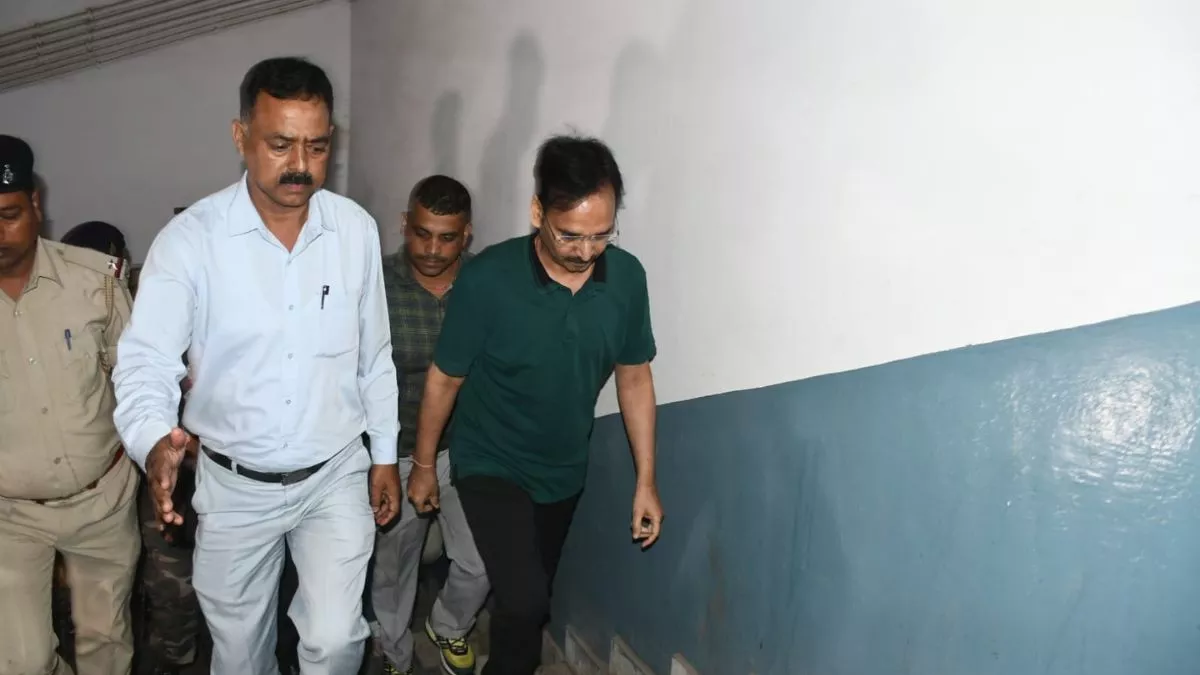 निलंबित IAS विनय चौबे, गजेंद्र सिंह समेत अन्य की ACB कोर्ट में पेशी