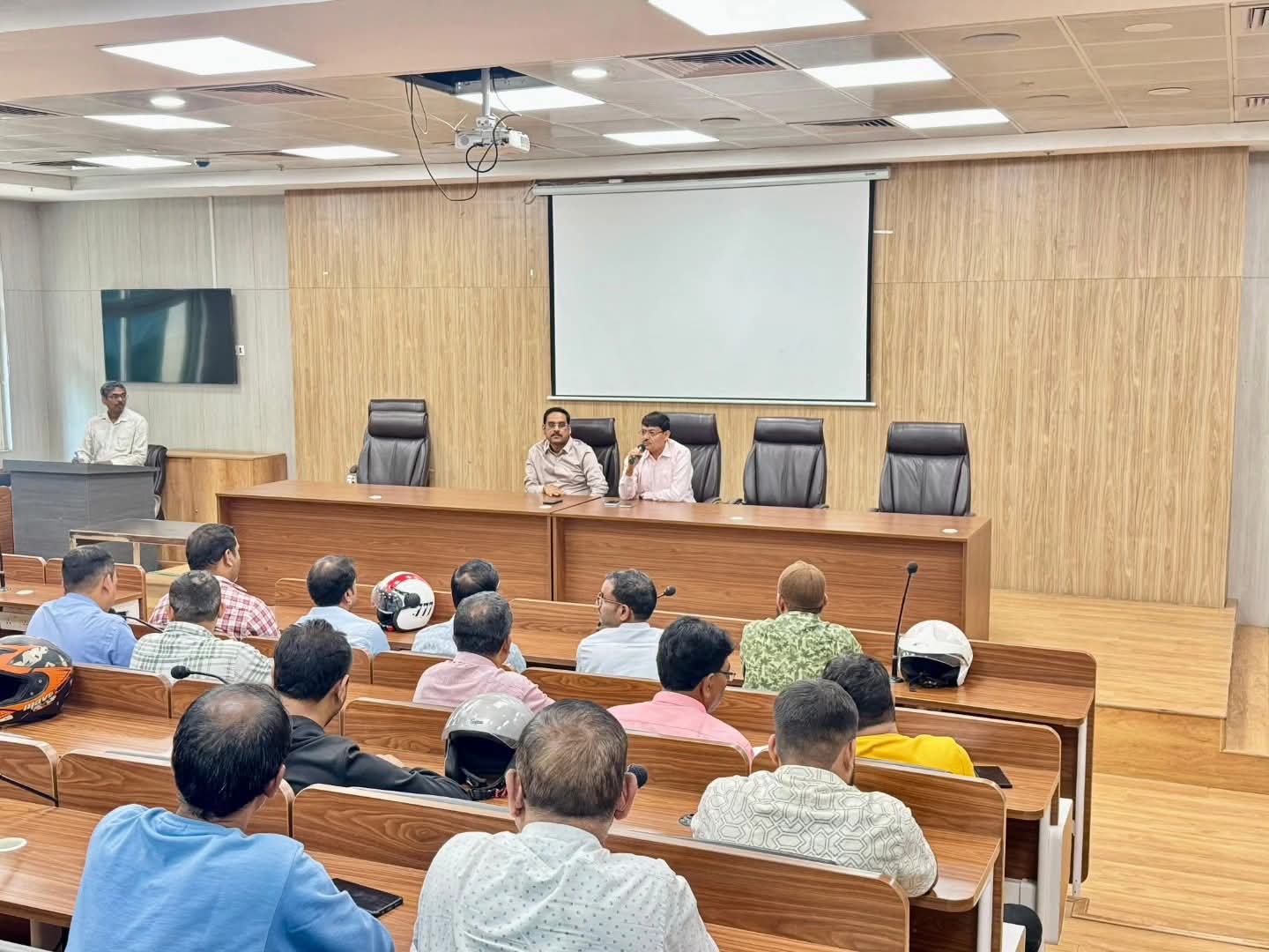 रांची :  निगम का बैंक्वेट हॉल संचालकों को सख्त निर्देश, गीला व सूखा कचरा अलग दें